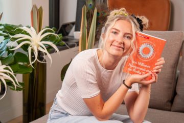 Sophie Trelles-Tvede mit ihrem neuen Buch "100 Millionen Haargummus und ein Wodka Tonic"