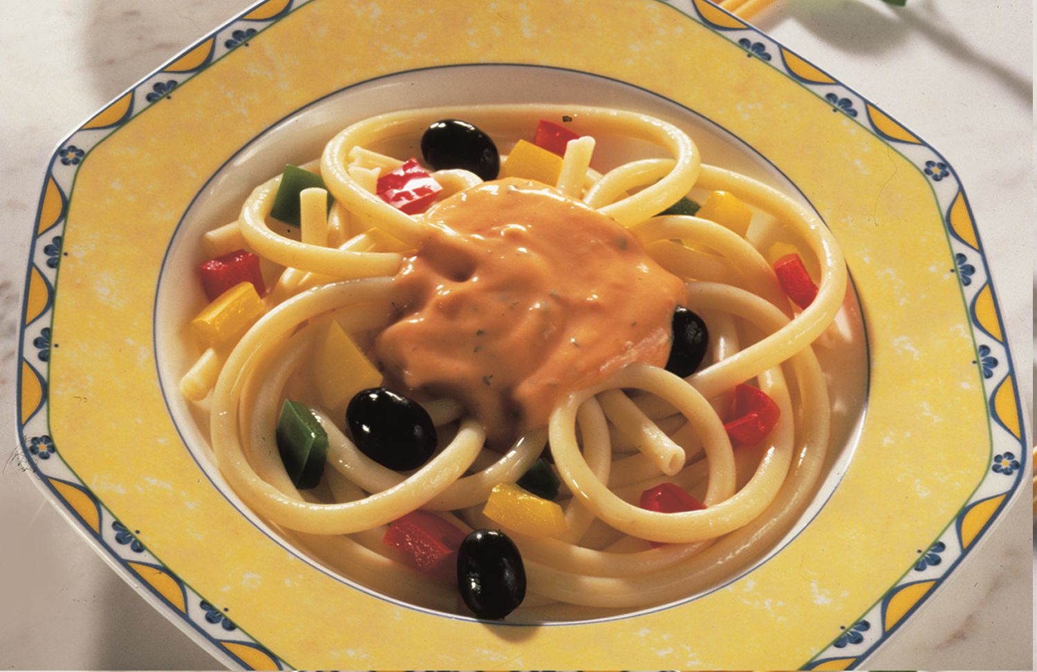 REZEPT: Makkaroni Toscana mit Tomaten-Basilikum-Sauce | Wellness ...
