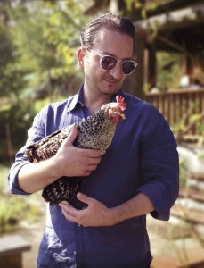 Claudio mit Henne im Arm
