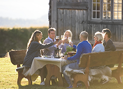 Dinner_in_the_courtyard_c_Visitnorway_com_CH