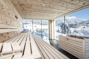 saunaausblick_auf_winterliche_landschaft_puradies