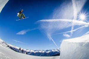 Serfaus-Fiss-Ladis Funpark Snowboarder Sprung (c) Felix Pirker QParks