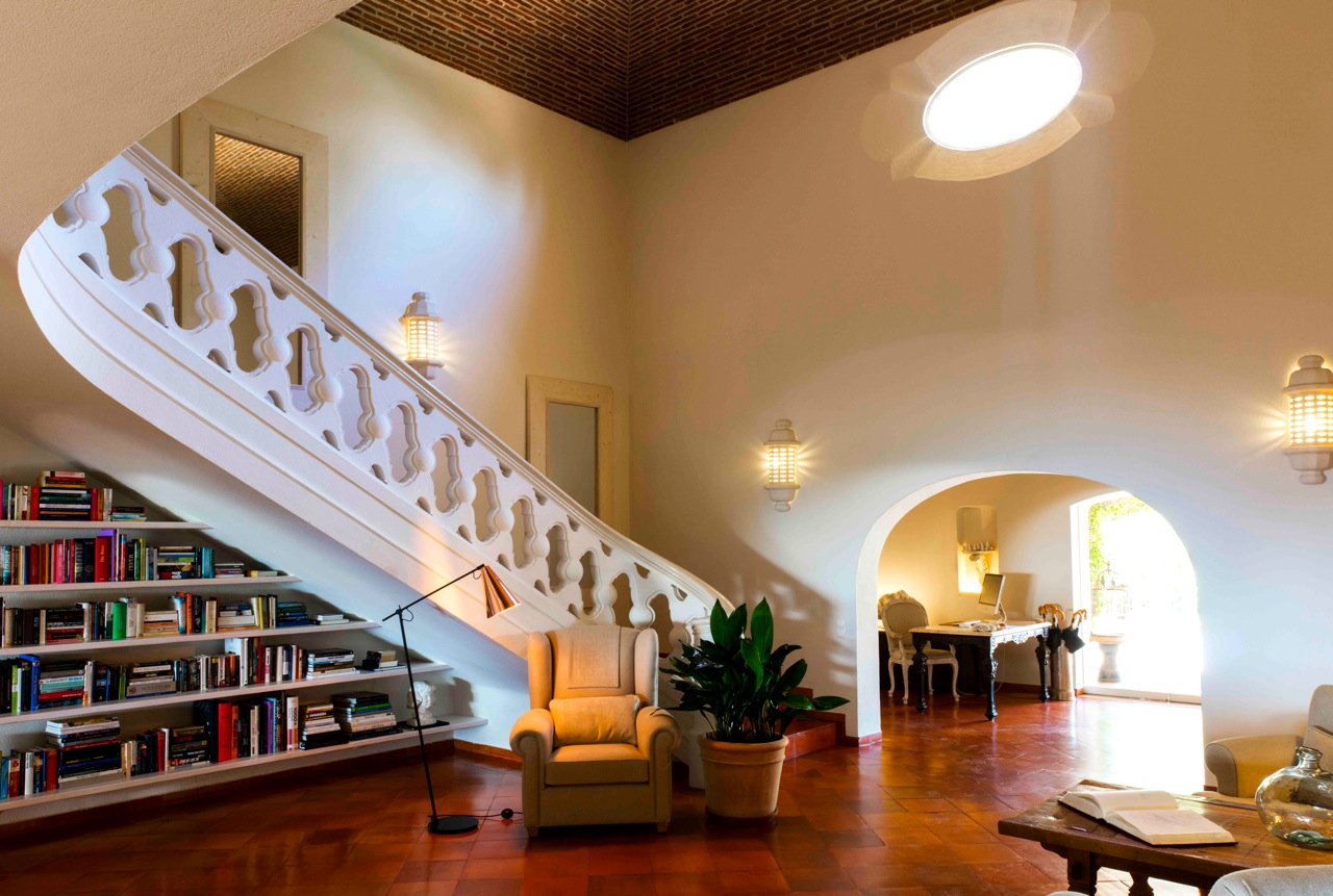 Vila Joya I Staircase | Bookshelf