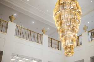 elefantenbrunnen-erstrahlt-in-neuem-licht-lobby-des-hotel-adlon-kempinski-nach-sechs-millionen-euro-