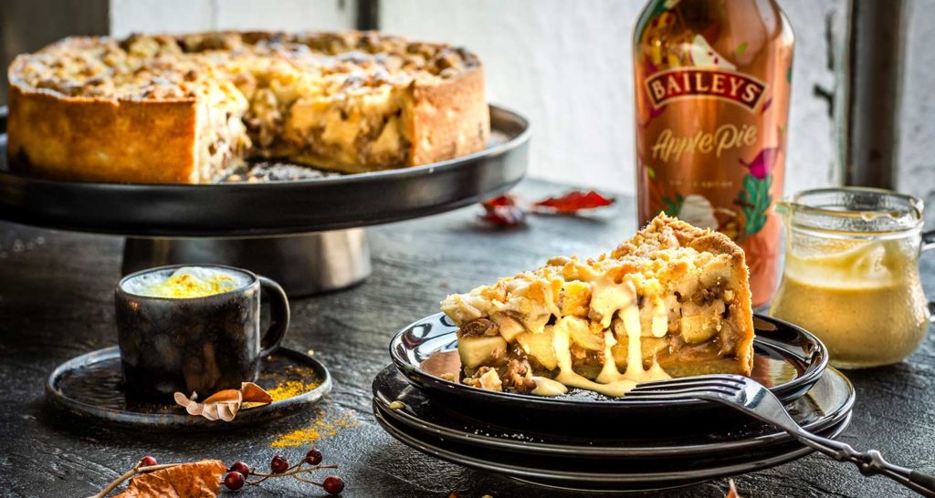Apfelkuchen mal anders: Rezept für Apple Crumble Pie mit Baileys-Sauce ... Apfelkuchen mal anders: Rezept für Apple Crumble Pie mit Baileys-Sauce ...